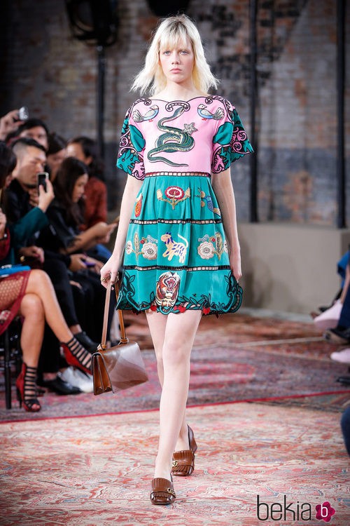 Vestido con motivos naturales bordados de la colección Crucero 2016 de Gucci