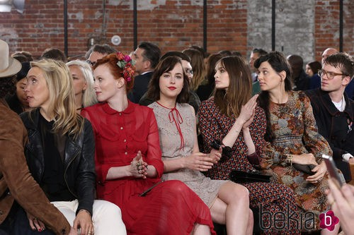 Dakota Johnson, Laura Love y Karen Elson en el desfile Crucero de Gucci