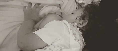 Doutzen Kroes amamantando a su hija Myllena