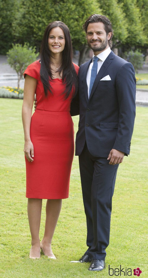 Sofia Hellqvist con un vestido rojo en el anuncio de su compromiso