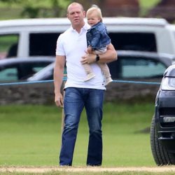 Mike Tindall con su hija Mia en brazos durante una jornada de polo