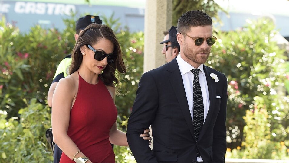 Xabi Alonso y Nagore Aranburu en la boda de José Callejón y Marta Ponsati