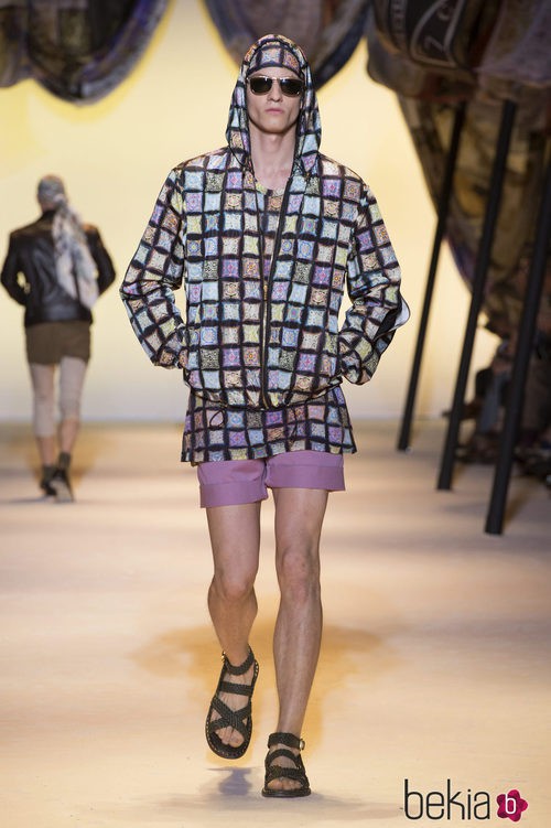 Chaqueta multicolor a cuadros de Versace en la Milan Fashion Week 2015