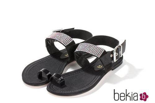 Sandalias negras planas de Unisa y Swarovski para la primavera/verano 2015