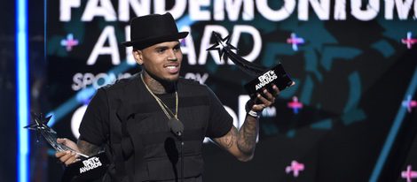 Chris Brown recogiendo sus galardones en los Bet Awards 2015
