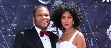 Anthony Anderson y Tracee Ellis Ross los anfitriones de la gala a su llegada a la alfombra roja