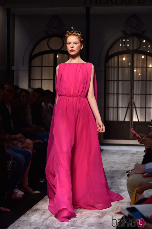 Vestido fucsia largo de la colección de Alta Costura otoño/invierno 2015/2016 de Schiaparelli