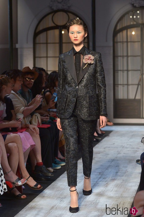 Traje negro metalizado de la colección de Alta Costura otoño/invierno 2015/2016 de Schiaparelli
