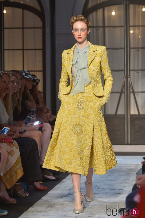 Conjunto en amarillo de la colección de Alta Costura otoño/invierno 2015/2016 de Schiaparelli