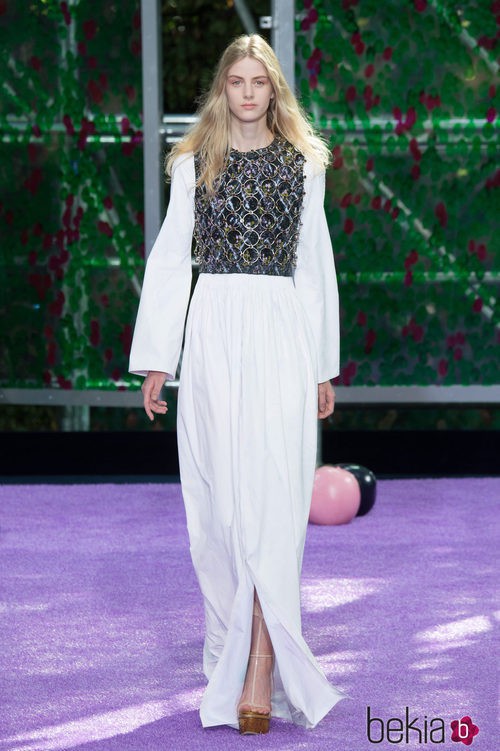 Vestido blanco con corpiño metalizado de la colección de Alta Costura otoño/invierno 2015/2016 de Dior