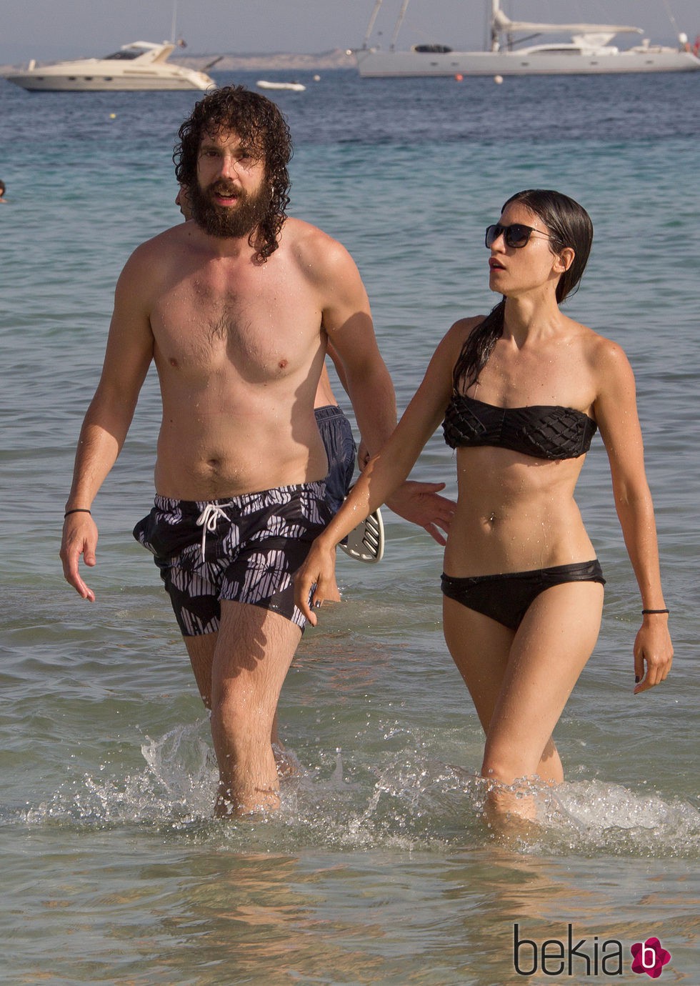Juan Ibáñez y Nerea Barros se dan un baño en el mar en Ibiza