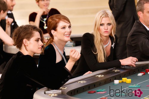 Kristen Stewart, Julianne Moore y Lara Stone en el desfile de la colección de Alta Costura otoño/invierno 2015/2016 de Chanel
