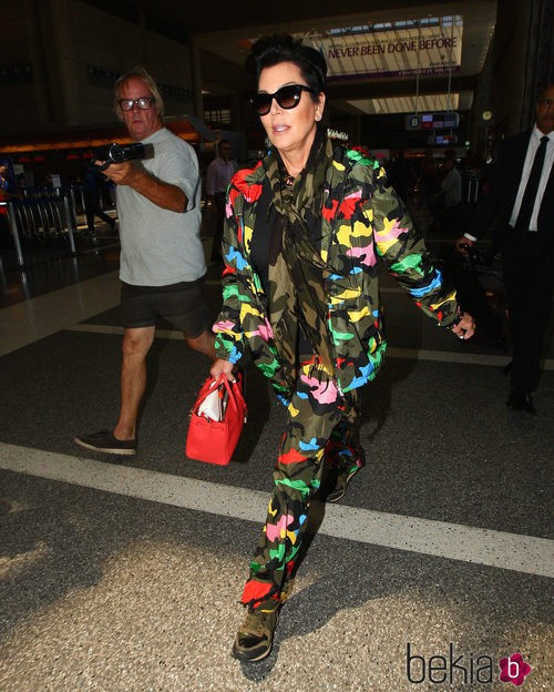Kris Jenner con un look de camuflaje firmado por Valentino