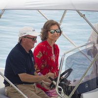 La Reina Sofía siguiendo la clase de vela de sus nietos desde una lancha en Palma de Mallorca