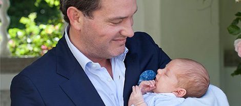 Posado de Chris O'Neill con su hijo el Príncipe Nicolás en brazos
