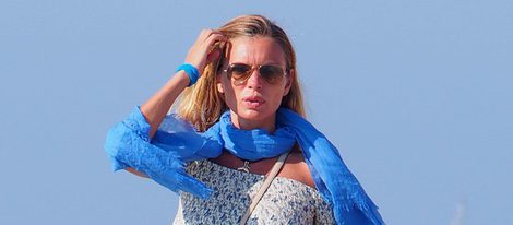 Esther Cañadas disfrutando de un paseo por las playas de Ibiza