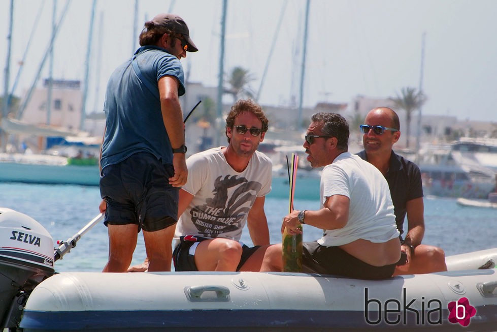 Álvaro Muñoz Escassi con un grupo de amigos en Ibiza