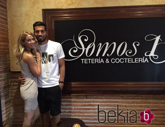 Tamara Gorro y Ezequiel Garay en la inauguración de su coctelería en Móstoles