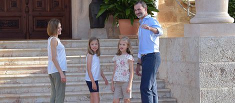 Los Reyes Felipe y Letizia con la Princesa Leonor y la Infanta Sofía a las puertas de Marivent