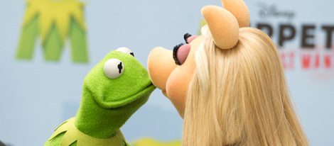 La Rana Gustavo y la Cerdita Peggy besándose