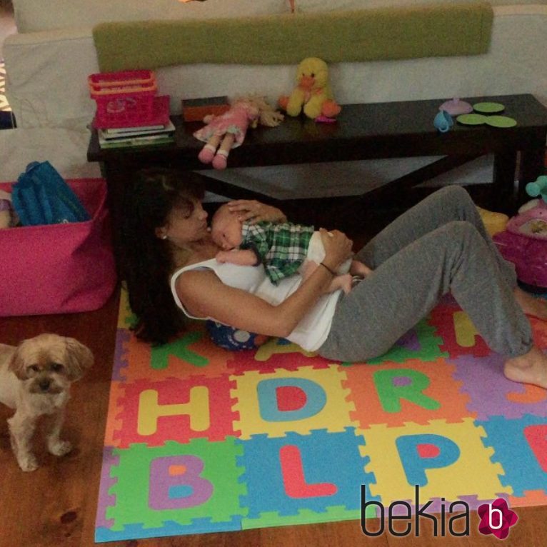 Hilaria Baldwin muestra su particular forma de hacer abdominales