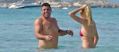 Ronaldo con mucho frío en bañador con su novia Celina Locks en Formentera