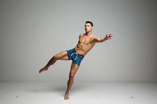 Cristiano Ronaldo con boxers azules a rayas de su colección CR7 Underwear