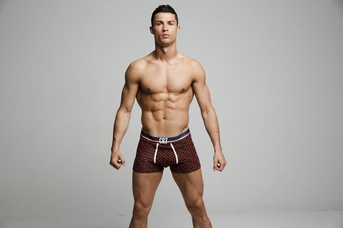 Cristiano Ronaldo con boxers negros y naranjas de rombos de su colección CR7 Underwear