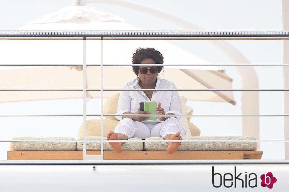 Oprah Winfrey, leyendo en sus relajadas vacaciones