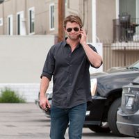 Chris Hemsworth hablando por teléfono en Los Ángeles