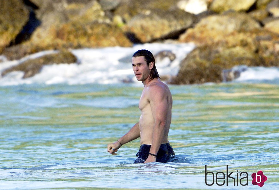 Chris Hemsworth luciendo músculos durante sus vacaciones en St Barts