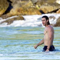 Chris Hemsworth luciendo músculos durante sus vacaciones en St Barts