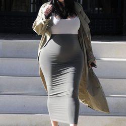 Kim Kardashian luce embarazo con un ajustado vestido