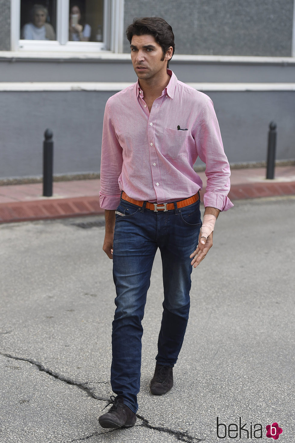Cayetano Rivera, muy preocupado tras la cogida de su hermano Fran Rivera en Huesca