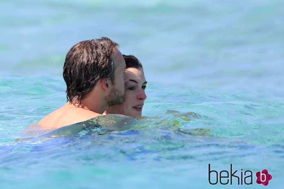 Anne Hathaway y su marido Adam Shulman beso romántico en el mar