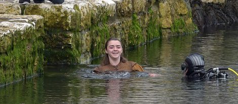 Maisie Williams se relaja entre toma y toma del duro rodaje de 'Juego de Tronos'