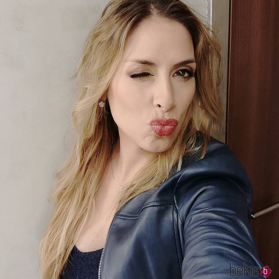 Roser haciéndose un selfie tirando un beso y guiñando el ojo