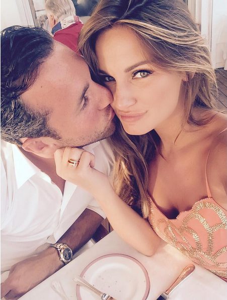 Paul Knightley dándole un beso a su novia Sam Faiers