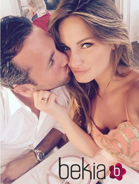 Paul Knightley dándole un beso a su novia Sam Faiers