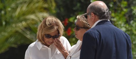 Carmen Borrego consuela a María Teresa Campos en la capilla ardiente de Araceli Campos
