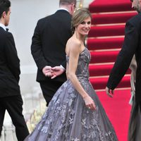 La Reina Letizia con un vestido de Felipe Varela en la boda de los Duques de Cambridge
