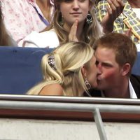 El Príncipe Harry y Chelsy Davy besándose