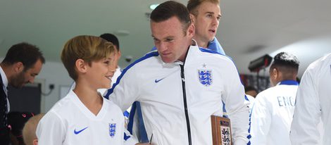 Romeo Beckham con Wayne Rooney antes el partido Inglaterra-Suiza