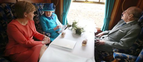La Reina Isabel y el Duque de Edimburgo con la Primera Ministra de Escocia en un tren