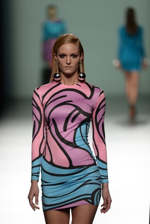 Vestido tricolor de la colección otoño/invierno 2015/2016 de María Escoté