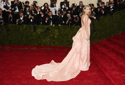 Taylor Swift con un vestido de color rosa palo en la Gala del MET 2014