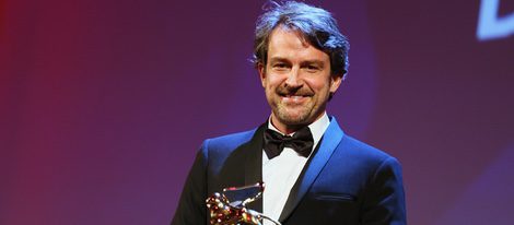 Lorenzo Vigas recogiendo el León de Oro de la Mostra 2015 por 'Desde allá'