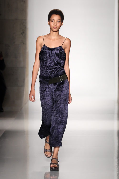 Jumpsuit morado de la colección primavera/verano 2016 de Victoria Beckham en Nueva York Fashion Week