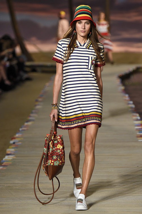 Vestido de rayas de la colección de primavera/verano 2016 de Tommy Hilfiger en Nueva York Fashion Week