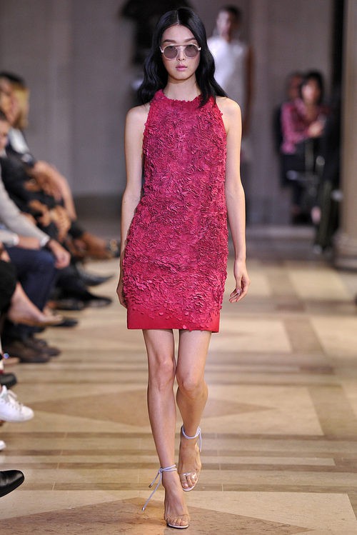 Vestido rosa fucsia de la colección de primavera/verano 2016 de Carolina Herrera en Nueva York Fashion Week
